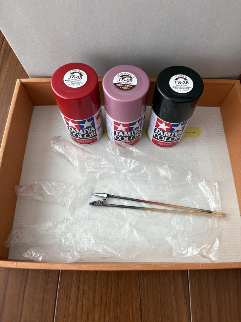 今回使用する道具です。缶スプレー、ネコの手、ビニール手袋。製作はいつもリビングなので、塗装ブースはありません。庭で行います😅天候、季節に左右されるため、安定的な塗装条件がないのが厳しいとこです。夏場は暑くで汗だく💦ですが、塗装もすぐ乾きます。冬場は風が強く、乾燥もしにくく、日光の出ている時間も短いため、少しずつしか進みません。