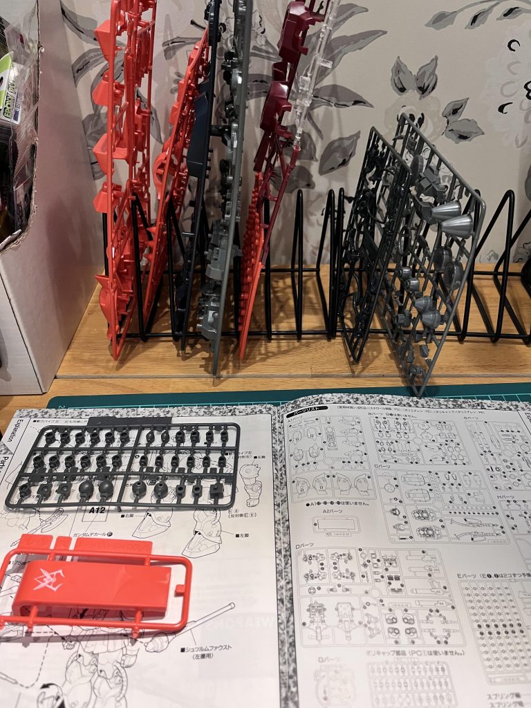 MGシャア専用ザクIIは1995年10月発売のMGガンダムに続く最初期のMGなので、ランナーは９枚しかないし説明書もびっくりするくらい簡易的だしで30年の時の流れを感じるキットでしたでも素体は結構カッコいい！MGを成功させるぞ！っていう意気込みを感じますね！