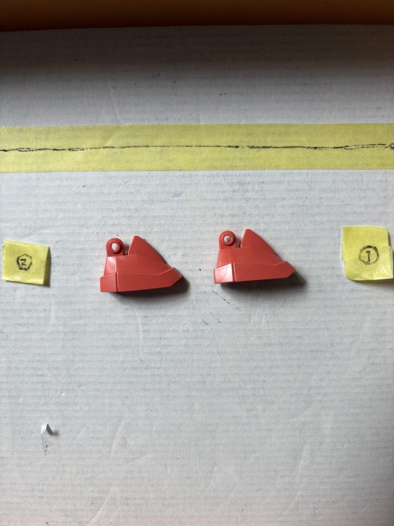 では、違う色で これはファーストグレードのシャアザクの足です。塗装前の状態