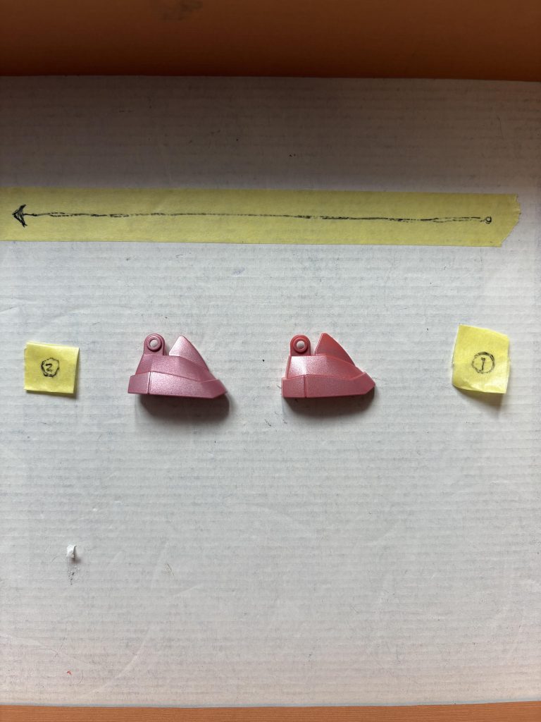 塗装後 (パールライトレッド)正面のみの塗装です。向かって右が1回塗り ムラや発色が粗い。向かって左が2回塗り 綺麗に均一な塗装。⚠️薄塗りを心がけてましょう!