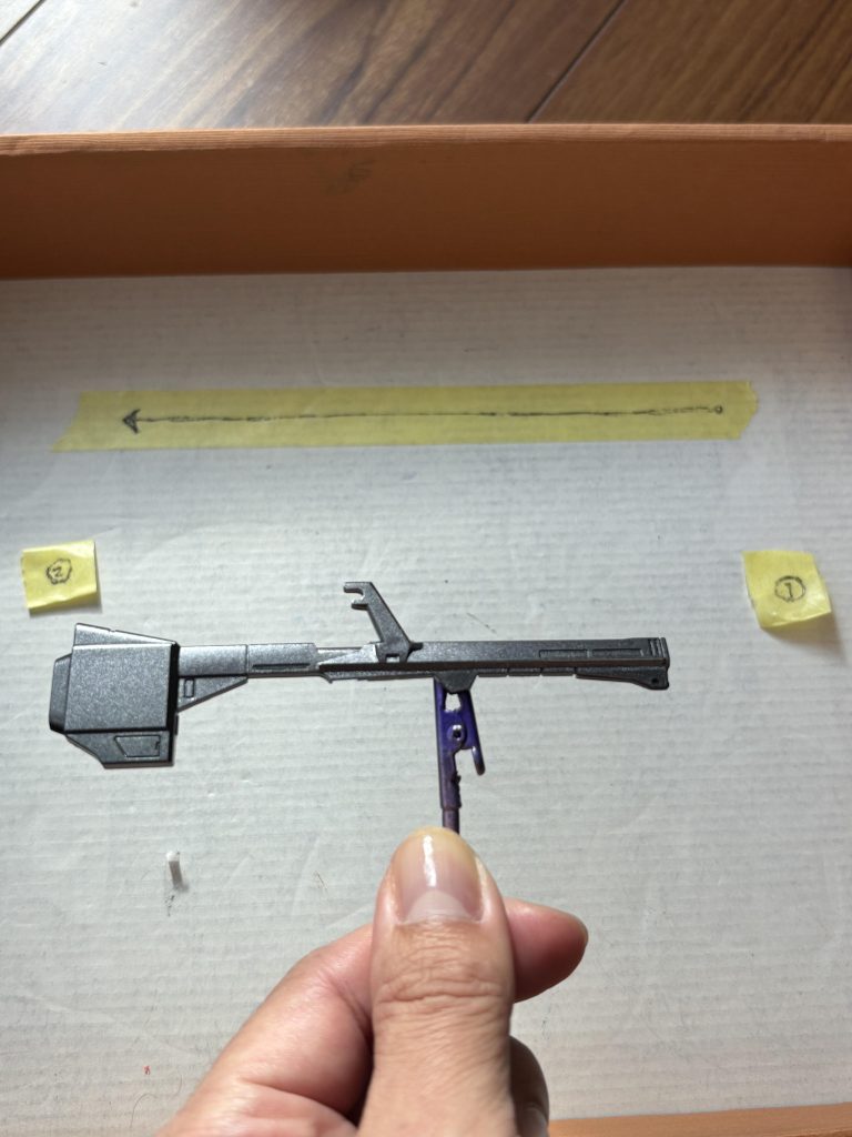 塗装後 (ガンメタ)武器など濃いグレー系の部品にガンメタを吹き付けてみると、その日の感覚がわかりやすいかな。また、同色系なので、薄塗りでもムラもわかりにくいですよ。この画像は1回塗りです。