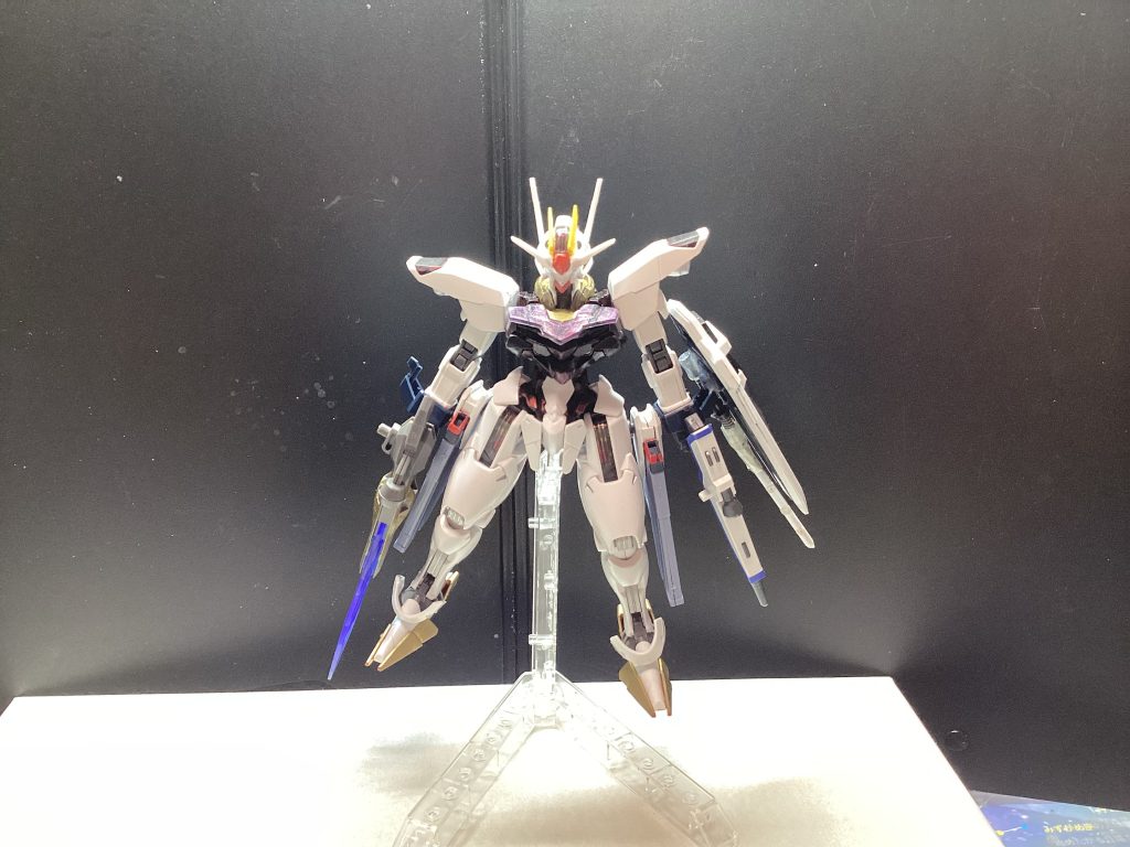 　ノーマルステージ（シルエット未装着状態）ここからはミキシングとしての説明を。頭部はエアリアルのものを使用。追加のアンテナはマイフリのものを使用。胸部はルブリス。肩部はフリーダムを使用。ブレスレット的立ち位置にジャンクパーツ（おそらくバンシィ）を使用。脚はエアリアルにフリーダムのレールガンを装着したもの。足のアンクルガードと踵は180°回転させてある。