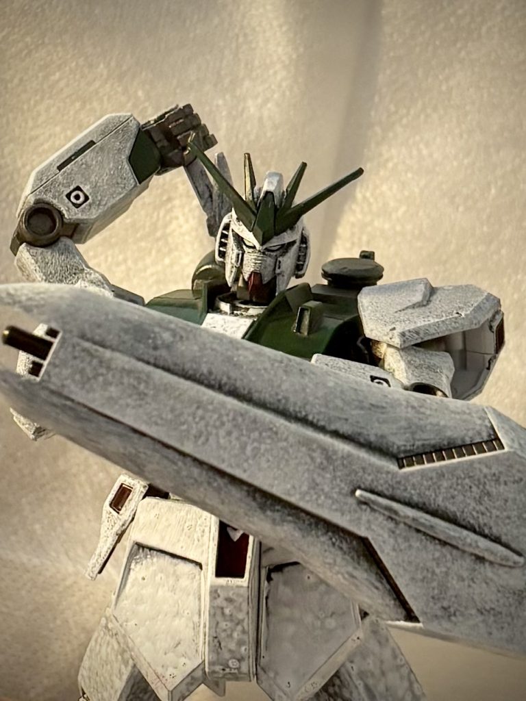 ビームサーベルを抜いてみたり。刀身はありませんが…。