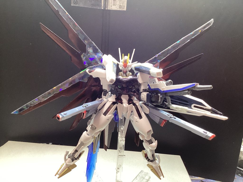 ハイマットフルバースト。この時点で右腕の耐久値が底を尽きたのでこの先は基本右手には何も持たせていない。しかし自分で言うのもなんですけど、フリーダムの名を持つにはあまりにもフリーダムには見えないですよね、これ。