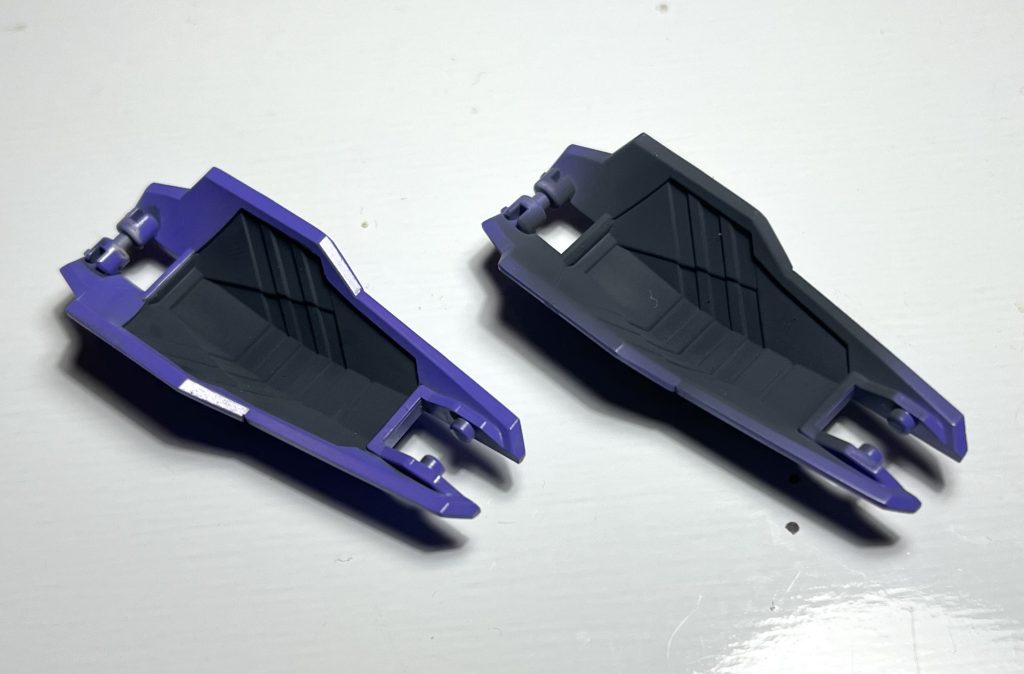 クロー部分の塗り分けはエナメル塗料をエアブラシで塗装後拭き取りで仕上げています。（左が拭き取り後、右が拭き取り前です。）