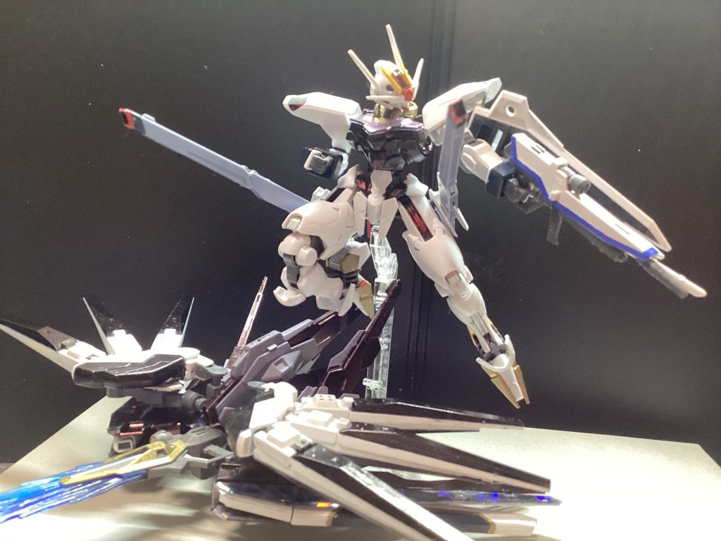 と言うことで、私の処女作、ウィズダムはいかがだったでしょうか。謝辞……なんてものはバナハイム・デレクトロニクスにでも。ここからは開発経緯を話させていただければと。このウィズダムなんですけど、実は第二改修型なんです。元々はエアリアルにフリーダムの羽くっつけて満足……だったんですけど、公式の作例に乗っててこれじゃだめだ！　となって回収したのがウィズダムβですね。その頃は羽はキラキラじゃなかった上にファンネルもついてなかったです。そこから、Hi-νを掃除中に落としてアンテナ割ってからその供養のためにプロヴィデンスのユニットとして合成した結果が今のウィズダムですね。正直あそこまで綺麗な開帳ができるとは思ってなかったので僥倖だったですね。 さて、ここまで読んでいただいてありがとうございました！ぜひ感想や質問、アドバイスやアンチコメントなど、書いてくれたら嬉しいです！     これでアンチコメント書いてる奴いたら、もはや尊敬します。まじで。