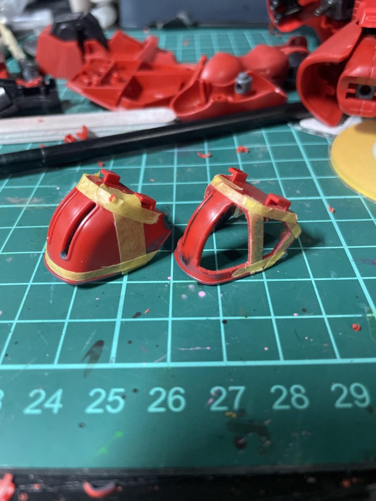 肩アーマーは二重構造になってるのに何もディティールがないので、内側をフレーム的な感じにナイフでほじくり倒しました