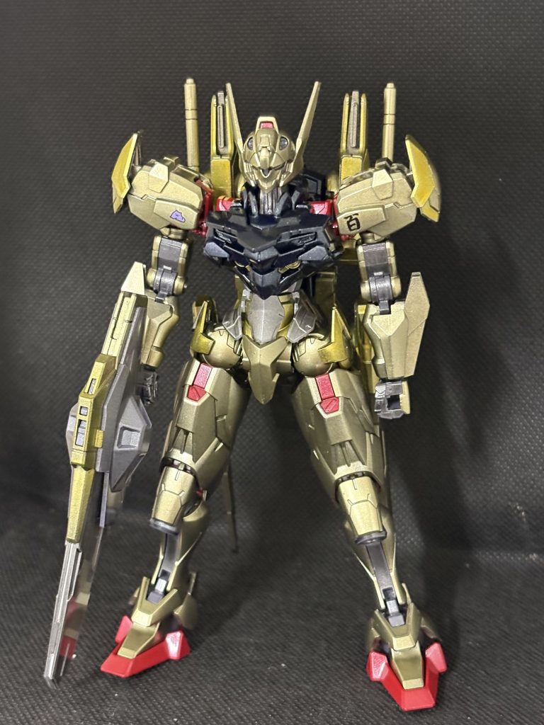 上からの照明切るとそれほどザラザラではない感じに撮れるのですが(胸の天板とか)後ろのバインダーもどきは上下ひっくり返して高さを稼いでいます。ただビームサーベルが飛び出ているのが百式味を減じている…