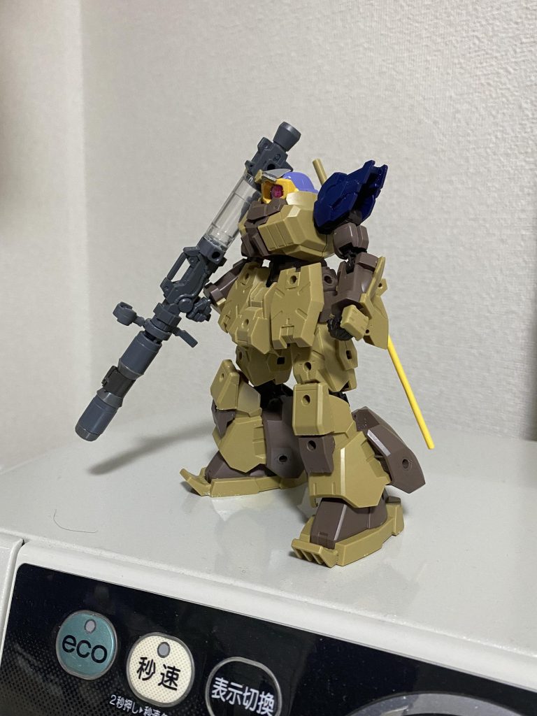 フロントアーマーは別キットのパーツを使用して大型化、ヒザ部分も他キットのパーツを使って、ドムに見えるように追加しています。