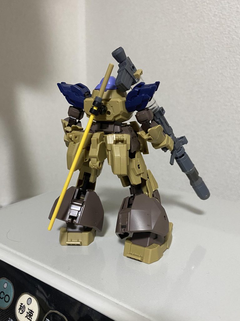 背中のスラスターは取り付け前です(zaku-kao4)ヒートサーベルは水中仕様キットのランナーで制作。サーベル受けは余剰パーツで制作し可動できるように取り付け。リアスカートは同キットの肩アーマーを使用して後方に可動するように配置しています。