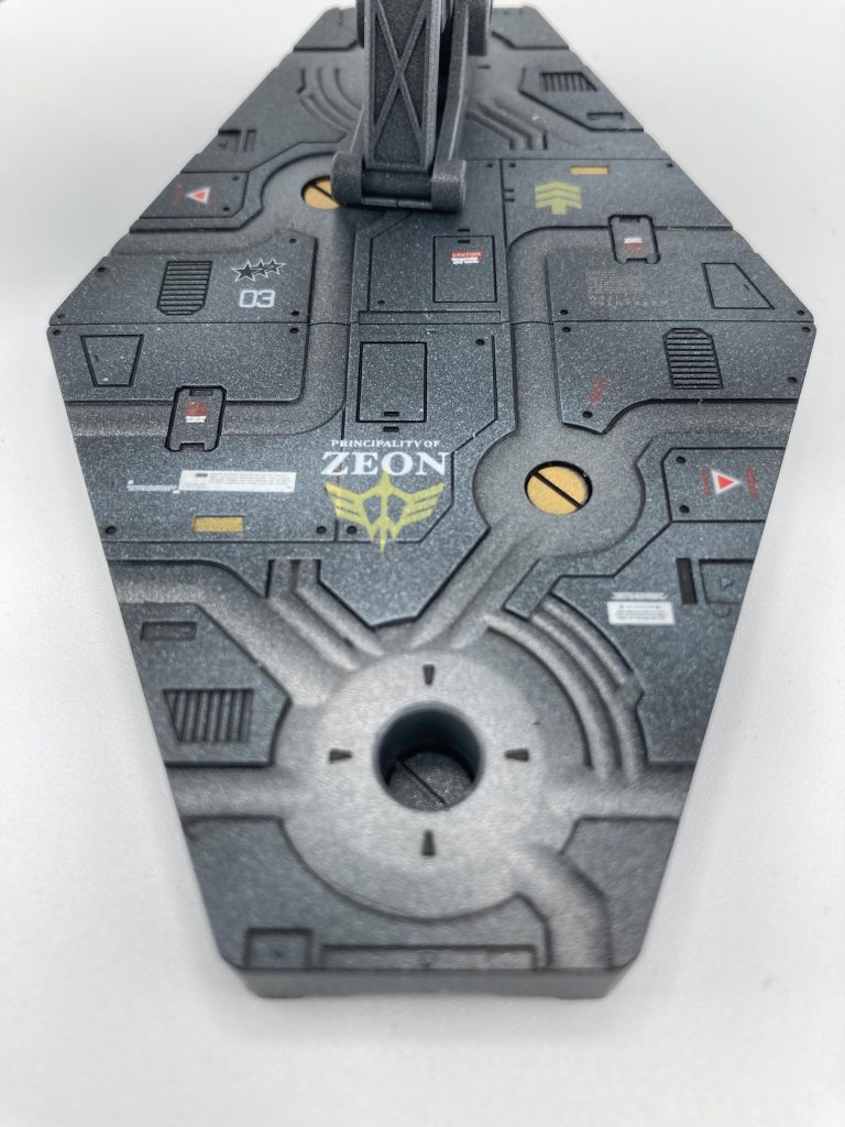 そのため、今回はアクションベースを購入して、塗装も行いました。しかし、肝心の本体が塗装で可動が渋くなりすぎたのとディテールアップパーツによって強く動かせなくなってしまって、結局今回もかっこいいポーズはおあずけになりました💦