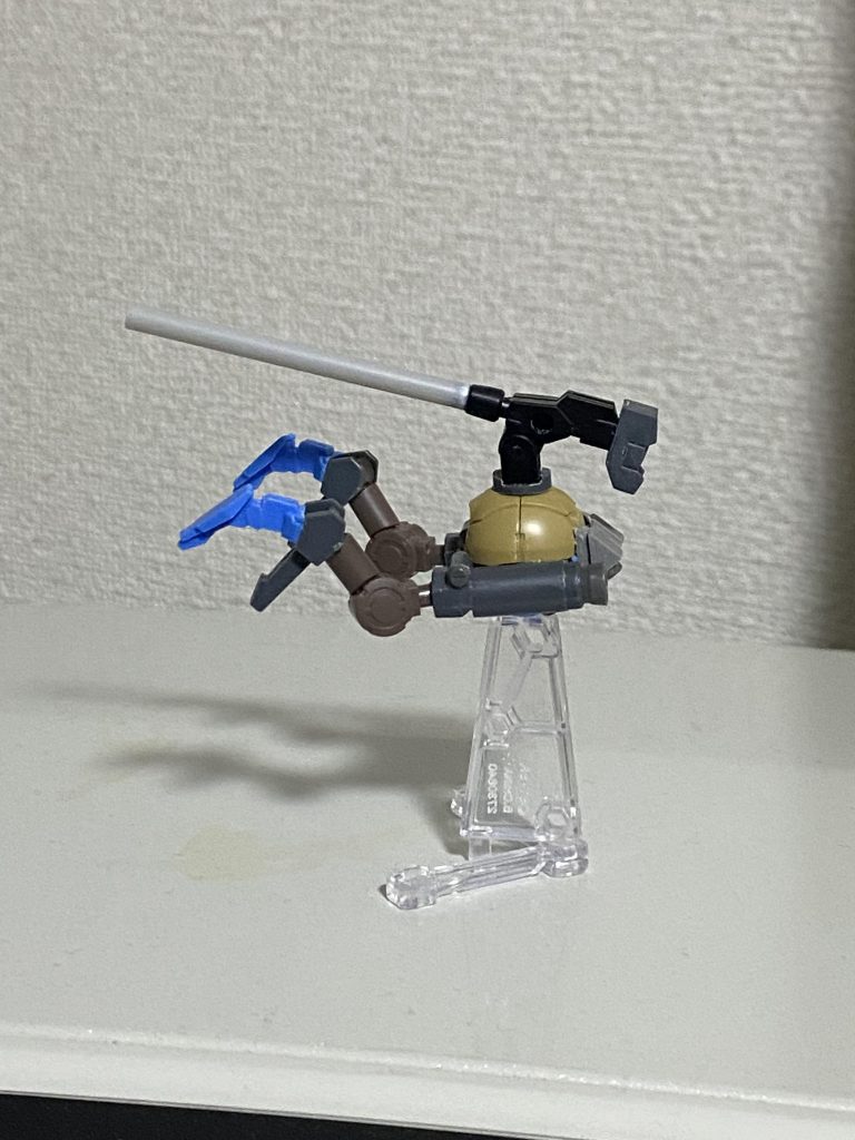 上部の砲身は上下左右に可動、腕？の付け根、ヒジ、手首は全て可動します。