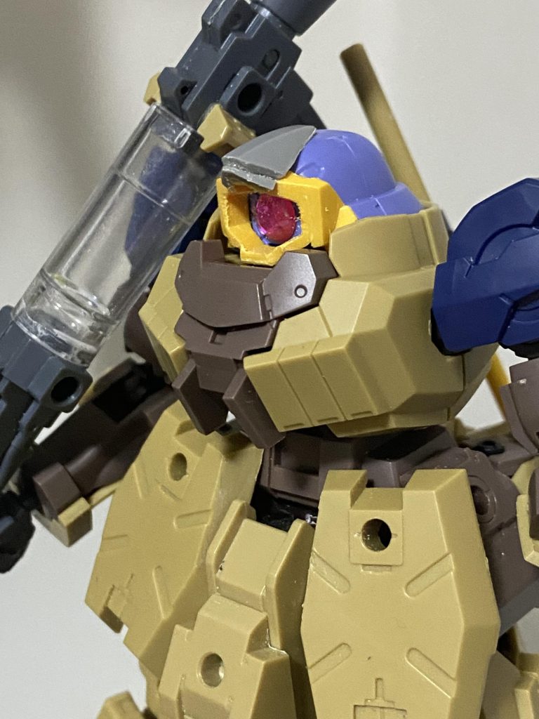 頭部は水中仕様キットを使用しイエローパーツの形状をドムっぽい感じに変更、上部ヒサシは他の30MMキット余剰パーツを使用。バズーカは30MMシリーズの武器とジャンクパーツやコトブキヤのバーニアパーツなどを組み合わせて作りました。スコープと持ち手部分は別々に可動します。