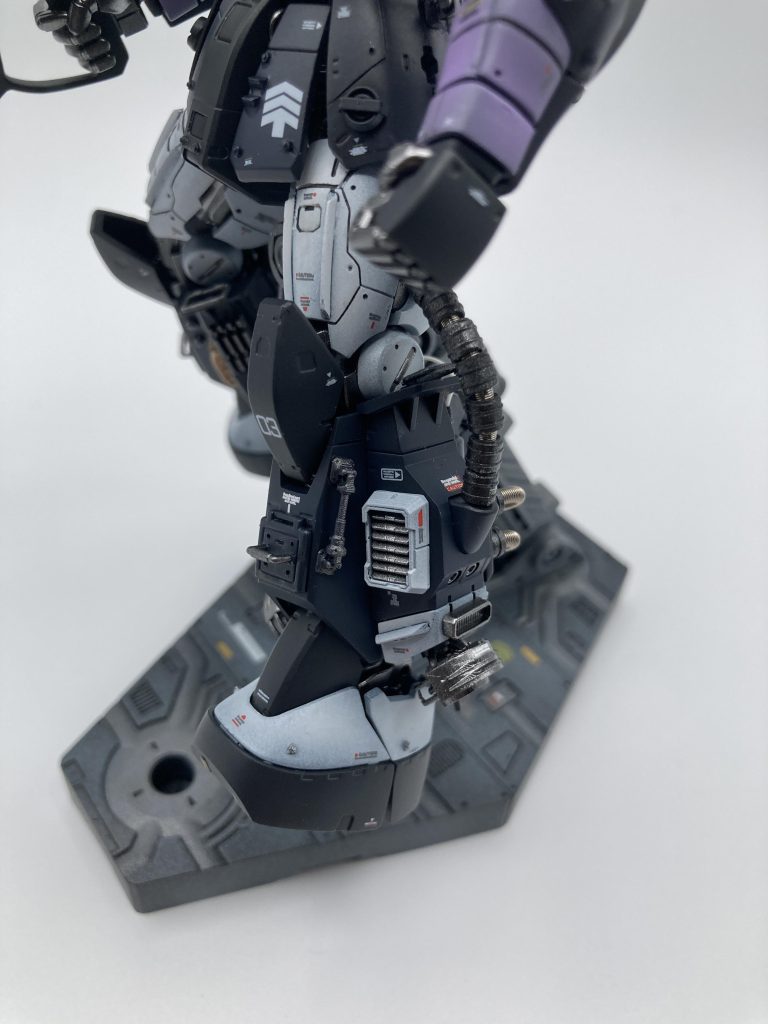 また、フレームにはアドヴァンスドMSジョイントパーツが使われていて、装甲パーツをはめながら作るのと可動の仕方は新鮮で楽しかったのですが、つま先の可動により自立がしにくかったり、保持が弱かったりしました。