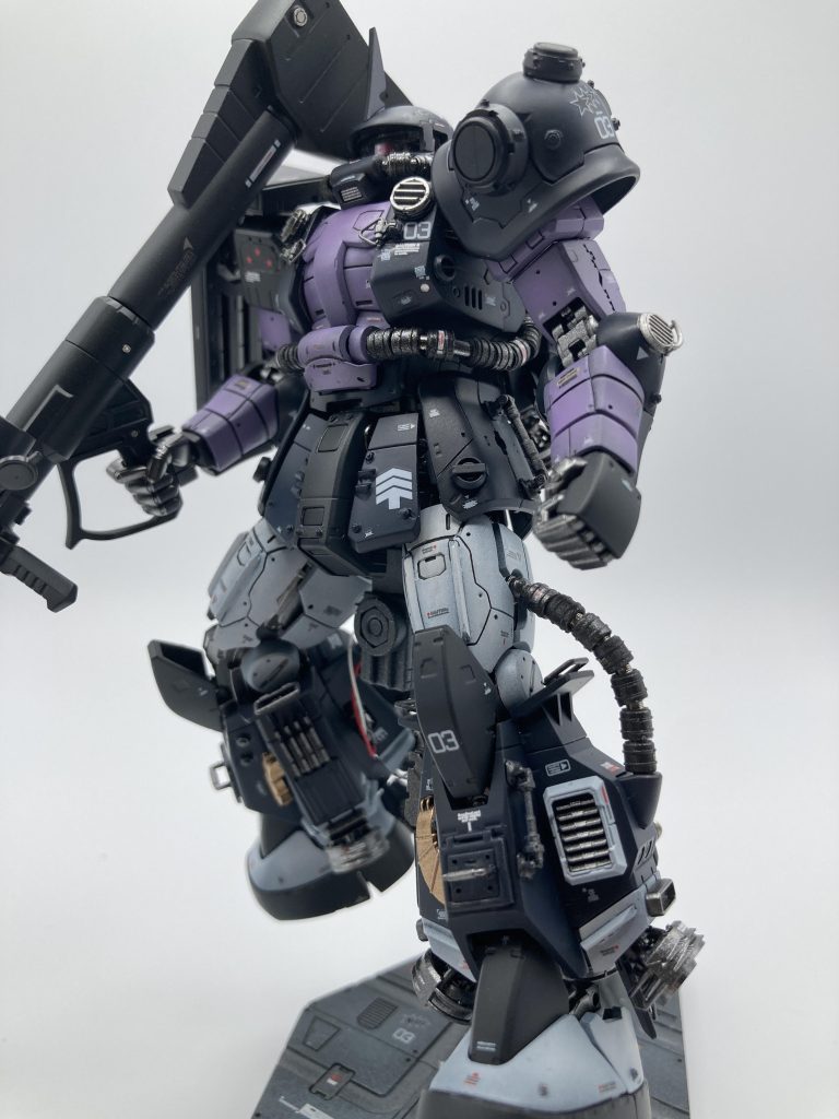 たまたま知り合いからいただいたキットで、せっかくだからと製作を始めました。黒い三連星カラーってかっこいいです！グラデーションを意識しつつ、それぞれの色を調色して塗装しました。 