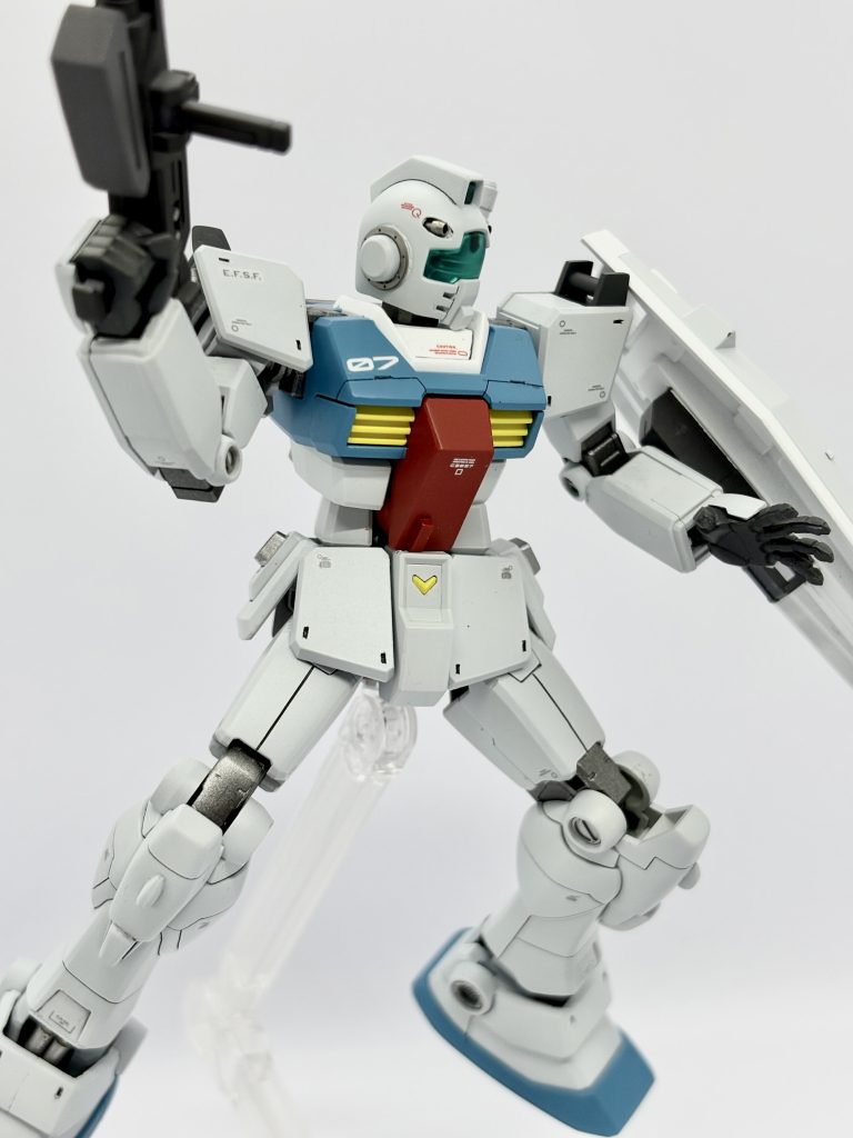 下記塗装レシピです。本体:ニュートラルグレーⅠ胸部:ブライトレッド+グレー微量Vマーク:キアライエロー+グレー微量胸部、スリッパ:スカイブルー+ニュートラルグレーⅣ関節:メカサフスーパーヘヴィスプレーガン:ライトガンメタルスラスター、ダクト部:ダークステンレスシルバー 