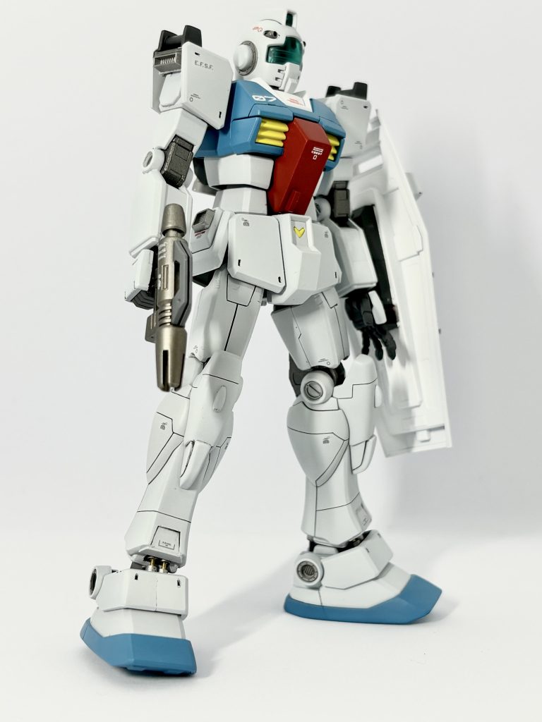 ジムのスリッパ、設置性がちょい悪いですね💦そこの改造まで手が回りませんでした。足首には真鍮線とプラパイプでシリンダー的なものを作成して取り付けてあります。あ、アンクルガード、真ん中で割れとる💦