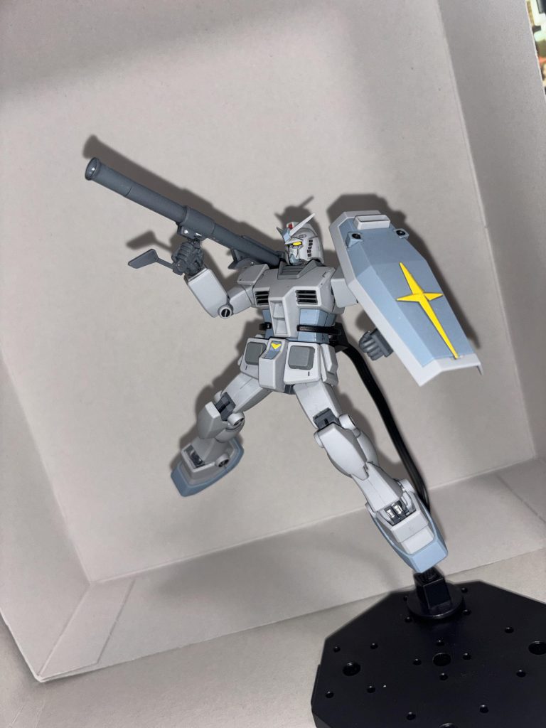 股間のV字とシールドの連邦マークはシールで色分けしてあるのでそのうちシールを剥がして塗りたいと思います。自分は結構旧HGのガンダムマッシブ体型ですきだな