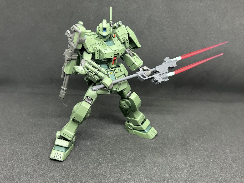 基本武装は変更なし追加としてツインビームランスを背面にマウント可能に素立ち状態で手に武器を持たせたくなかったので右肩にライフルをマウントできるようにこれで武器捨てないと両手でランス持てない問題はケアツインビームランスは接続箇所がボールジョイントなので結構自由に動きますツインビームランスを装備する都合上ナイフは右側へ移動 ツインビームランス持ってるジム系列いいですよね･･･装備モリモリなスパルタンに組み合わせたくなってしまった