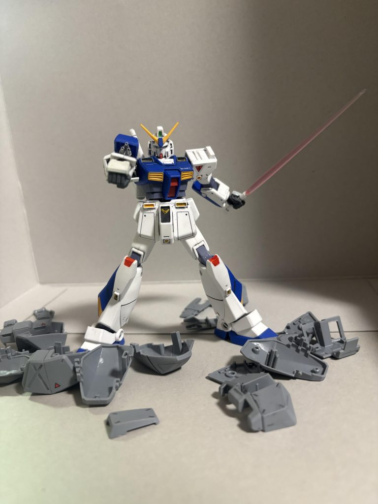 各部のスラスターの細かいところの黄色の塗装も自分の中では上手にできたつもりです。制作中にアンテナ中央の青いパーツを無くしてしまって一時作るのを中断したいのですが無事見つかりました。(すげー探した床に机の下に落ちるとパーツの神隠しがあるのでなかなか見つからなかった)