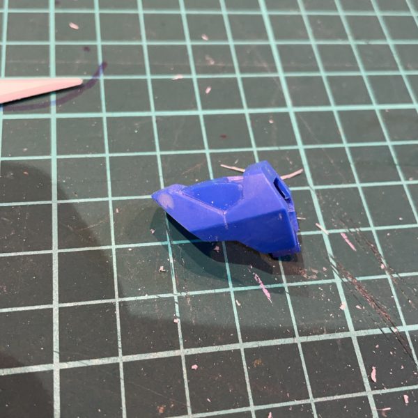 処理が続きます。ブレード：削り込んで鋭利に肩：端を削ってやや小ぶりに腰部：穴埋めシールド：パーツを切り離して塗り分け可能に（2枚目）