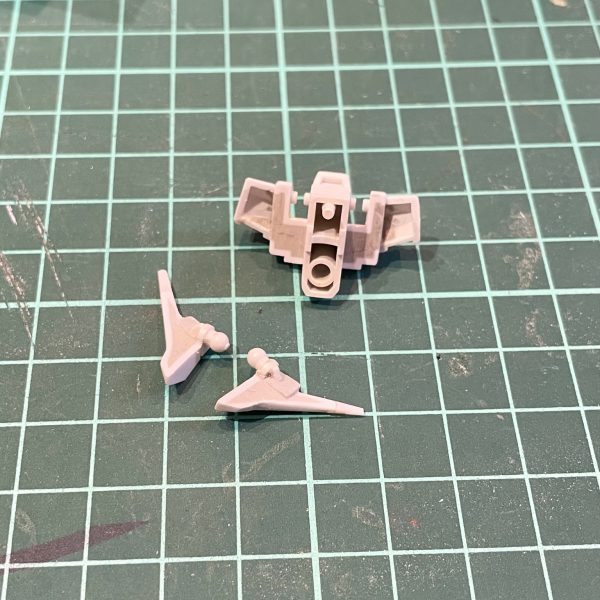 処理が続きます。ブレード：削り込んで鋭利に肩：端を削ってやや小ぶりに腰部：穴埋めシールド：パーツを切り離して塗り分け可能に（3枚目）