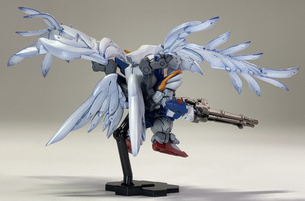 羽は本体の白部分とは違う青系の下地にしてみました。これはうまくいった気がします。