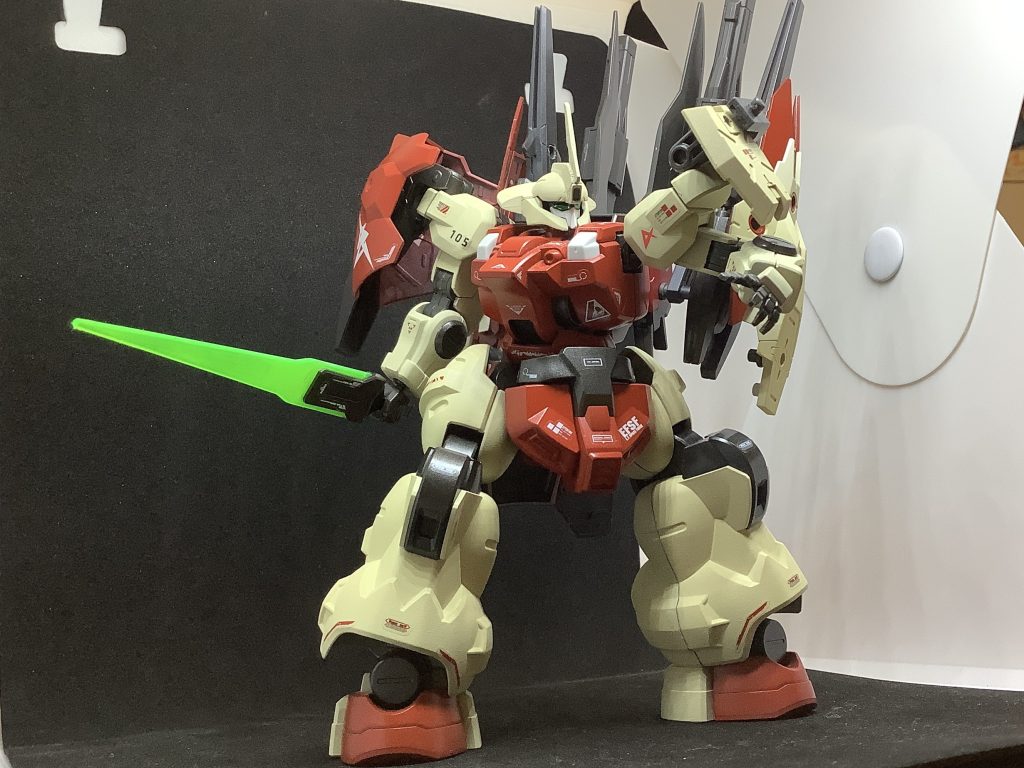 ビームトーチを構えたポーズビームエフェクトはヤスリで曇らせて発光表現してみました