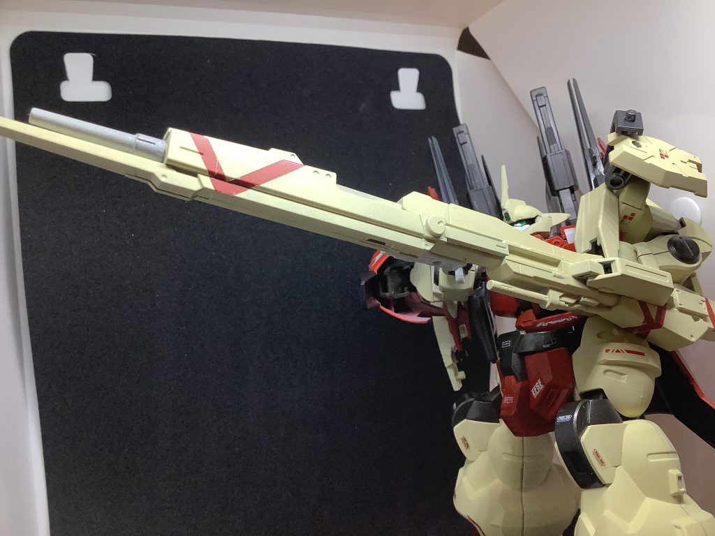 さて皆さんお待ちかねハイパー・メガ・ランチャー狙撃このHMLにも一部改造を施して、銃身前方部に可動式のフォアグリップを増設。フォアグリップにはリード線を差し込む為の穴を開けており、