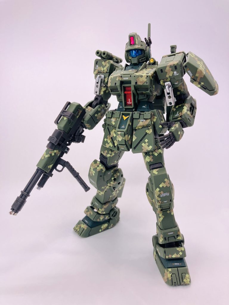 デカールの説明書のとおり、斜め／を意識しつつ、脚部、胴体、椀部と貫通して貼ろうとしたんですがムズ過ぎ問題🤣マークソフター必須ですが、丈夫なデカールので位置調整がしやすいです🥳