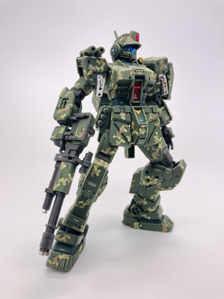 両肩の牽引フックっぽいパーツは迷彩が難しそうだったので、開口してメッキシルバーで誤魔化します🫡