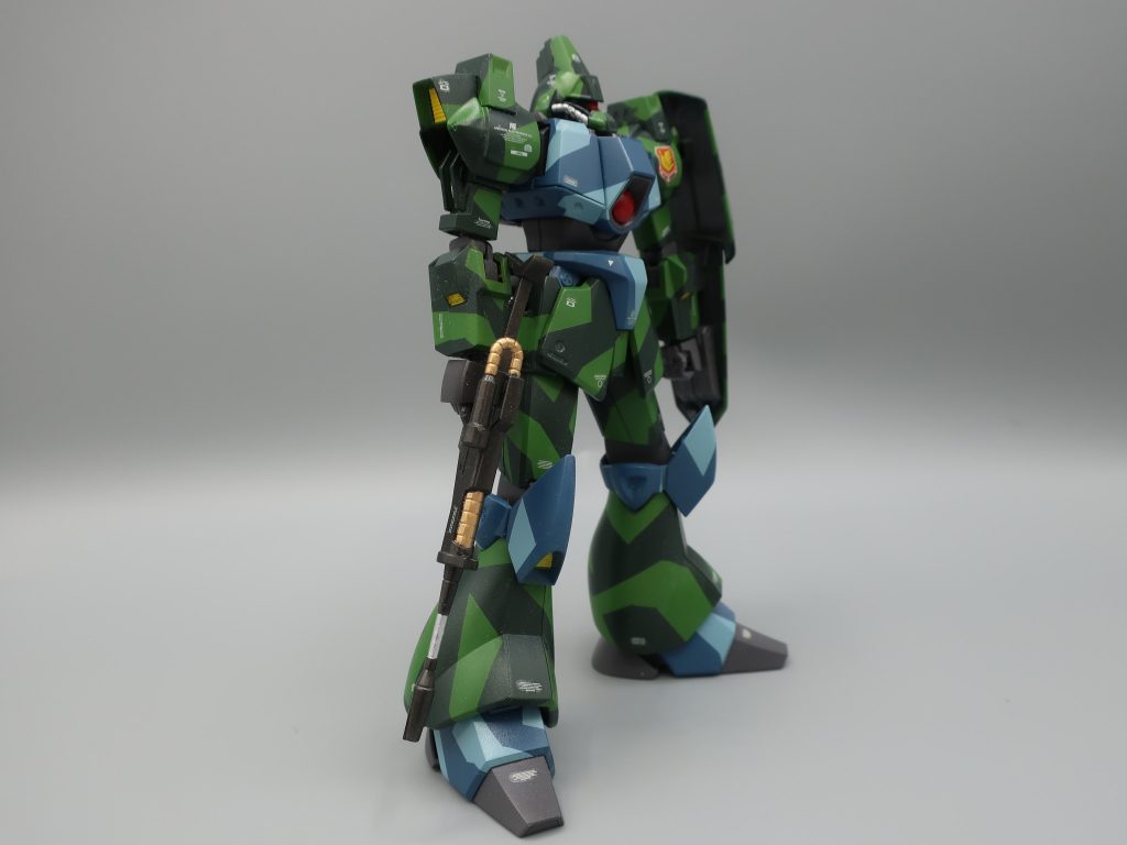 行列に並び前を見ると、伝ちゃんが机に置いてある菊の苗を、一人一人に手渡ししていました。　行列もスムーズに進みます。　菊の苗はたくさん用意してあるようです。　そして私の番になりました。　伝ちゃんは私の顔を見て「んん！」という顔をしたのです。　「女子に紛れて男子がいる」　と思っての事だと思いました。　すると伝ちゃんは今まで配っていた苗とは別の所に置いていた苗を取り、私に渡したのです。　私は「えぇ？何？・・」　と思いつつも苗を受け取り行列を出ました。