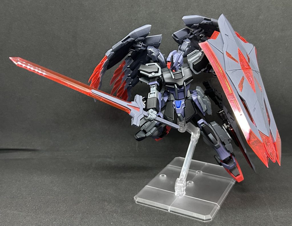 普段カスタムに使ってるコトブキヤのMSGシリーズで同じ色のパーツが多くRGウィングゼロに引っ張られて完成したストライク 両腰にビームライフル足にはシールドバインダー背面には大型のシールドとその中に剣 全体的にボリュームがあり武装多めで作っていますが可動域は問題なし背面がちょっと重いです 本体改造は腰部分と両足太もも改造して装着できるようにした背面ジョイントのみ 世界観とか気にしない改造(カスタム？)でした