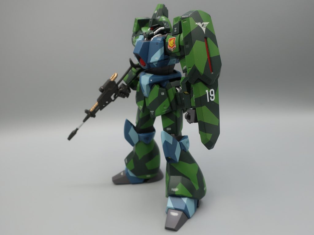 私は「えぇ？　私が遅れたから取り置きしてくれたのか？　男子と女子で苗が違うのか？」　そう思いながら菊の苗を見ると、太陽に向かって伸びているはずの苗は９０度以上曲がり土に向かって生えていたのです！　「・・・・・・・・」