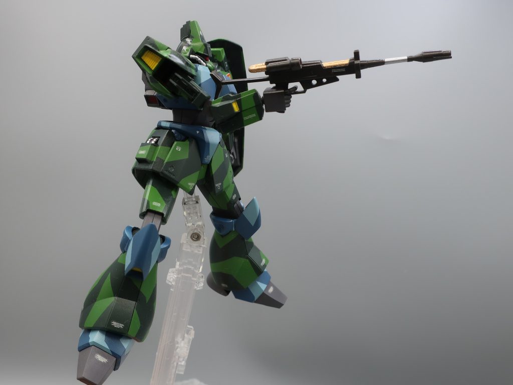 でんちゃんはおじいちゃんと言う事もあり　授業のチャイムが鳴っても気づかなかったり、プリントを配る時に唾をつけたり、「先生」と呼ぶと「んん！？」と鶏の様に首をクイッと伸ばして顔を近づけてきます。　