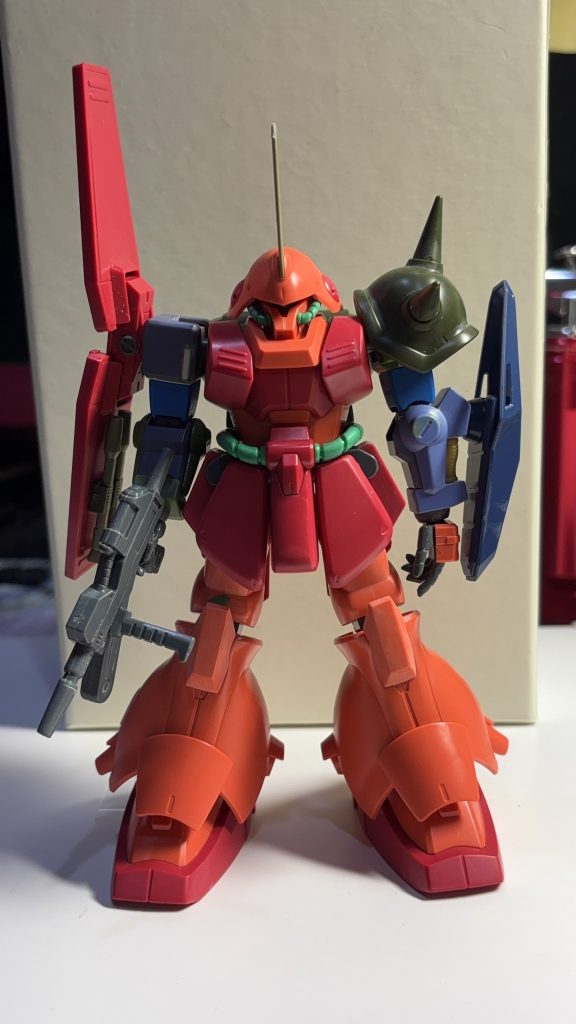 マラサイ部分は特にイジってません。腕をHGUCハイザックから。ハイザックの上腕にはロール軸が無いので、上腕はHGUCグフ（古い方）を使ってます。