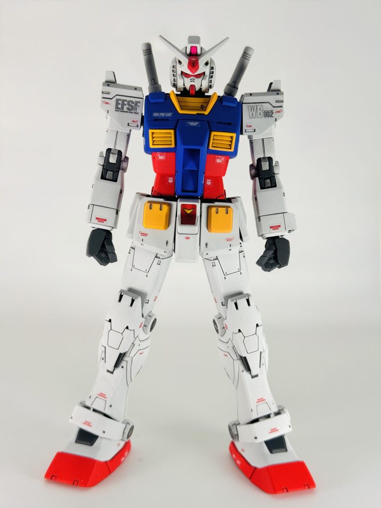 ザク同様オリジン版はHGの割にはモールドが多く、キットそのままでも十分な情報量があります。水転写デカールが手に入らなかったので付属のマーキングシールを使用しています。また頭部バルカン、腕、膝、足首関節の丸い部分にメタルパーツを入れています。