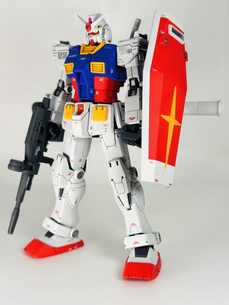 バズーカはお尻に接続パーツを介してマウント可能です。ライフルにはピンが付いているので接続パーツなしでマウント可能です。またランドセルにも穴が空いているのでシールドがマウント可能です。