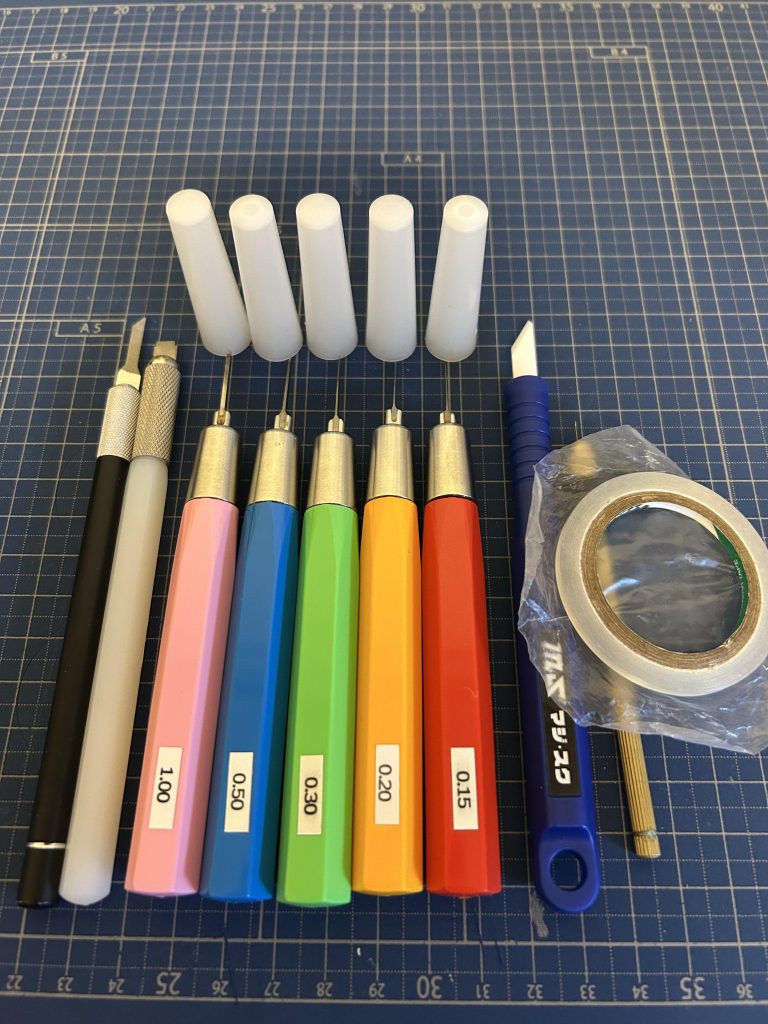 紹介しないと述べましたが、少しだけ私がスジボリで使用している道具でございます。具体的なスジボリの仕方や道具の事、今回のリレー記事に関する事、等々、遠慮なくコメントください😊結び今回は、勇気を出して自分の感覚（っぽい）をスジボリと言う形で表現してみました。よくSNSでは、#ガンプラは自由だ！と目にします。自由が故に、投稿すれば、自身の感覚が問われます。投稿せず、自分の趣味の範囲で制作していたら、ドキドキする事もないかもしれません。一方で、自分の感覚を試してみたい、作品を見てもらいたい。その様な気持ちも正直あるわけです😊私は、GUNSTAさんでの投稿が初めてでした。初投稿するのにかなり時間がかかりました😊発コメントを頂いたときの事は一生忘れないと思います😊すみません、話がそれました。冒頭でも述べましたが、私のスジボリは、正解、王道、一般的では決してございません。重ねて申し上げます。パネル構築も、ラインの引き方も無数で自由でございます😊少しでも、私の「っぽい」に共感してくださる方、これからスジボリを始めようとしている方、パネル構築にお困りの方が少しでも共感してくだされば、とても嬉しいです😊誤字脱字がありましたら申し訳ございません。長文の中、最後まで観覧くださりありがとうございました😊これからも、どうぞ宜しくお願いいたします。 