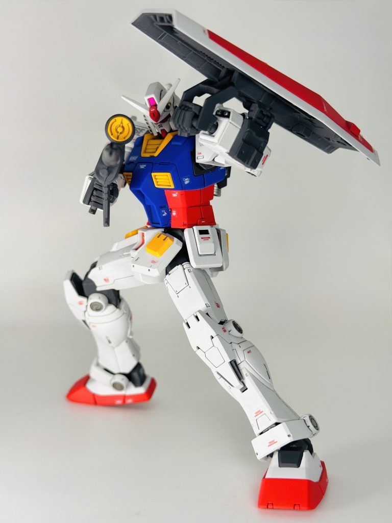 本キットはオリジン版における前期型と中期型のコンパチ仕様となっています。今回は基本中期型(テレビ版に一番近い)を選択しています。あとこのキット、ガンダムタイプには珍しく?設置性が非常に高いです。大股開きでもベッタリ足を付けることができるので安定感が素晴らしいです。