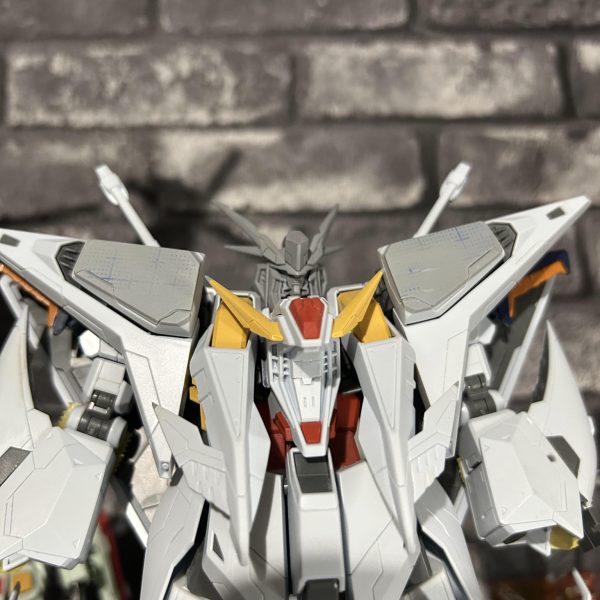 マークⅡは3回目のサフをふいて、傷の最終チェックをしてるんですが、毎度の事その作業に飽きちゃって陸戦型ガンダムをちょっと弄り始めちゃいました。プロポーションはこんな感じでいこうかと思います、初の汚し塗装とかやってみたい気もしますが、ロールアウト直後の綺麗な陸戦型も良いかななんて結局いつもの感じになってしまうんだろうな。でも先にクスィーガンダムを完成させたいので一旦放置します、クスィーガンダムはもう一年くらい放置してるんで腐ってクセーガンダムになってるかもしれません、もはやミイラと化して乾物として良いダシが取れるかもしれませんね。（2枚目）