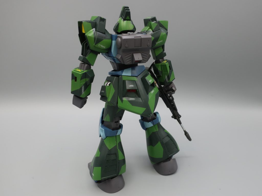 私は焦りました。　このままではクラスで私の菊だけ、変な方向に伸びる・・と思い　曲がっている茎を指でつまんで　逆に曲げてみるとすぐにポキッと折れました。　もっと焦りました。　どうしよう・・・この事を担任に報告するべきかと思いましたが、逆に私が悪者にされてしまうのではないかと思いやめました。　そこで、折れた苗の根本は指で押し込み　折れた先端をそれらしく埋めて　なんとか短いですが苗の様にしました。私は安心して「ふゅいぃぃぃぃ」と手の甲で額の汗をぬぐいました。