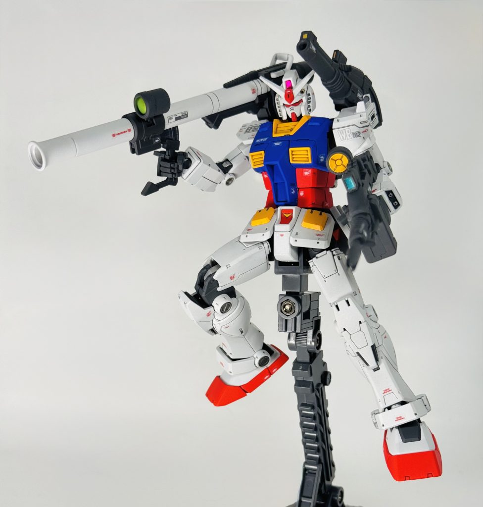 前期型のビームライフルは形状が異なります。また左肩にキャノンを装備できます。前腕にバルカン、今回は除外していますがボディにもランチャーが装備できます。(差し替え式)なぜか前期型がもっとも装備が多く、高火力な感じが漂っています。左手にもライフルの持ち手があるので写真のように両手持ちも可能です。おそらく来年になりますが次はMG F91かHGバーザムⅡあたりを作成予定です。