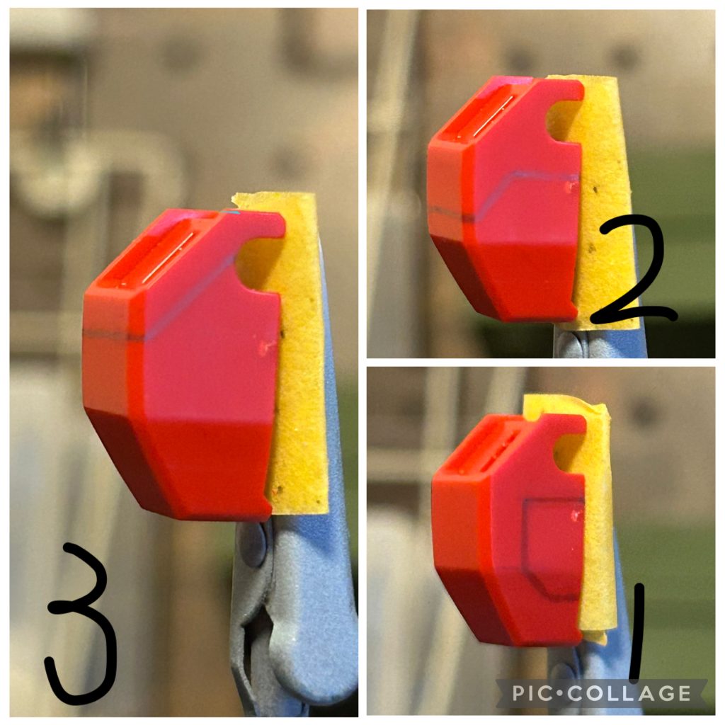 次に股間パーツです。写真1は、一面パネル。写真2、3はどちらもC面を跨いでいます。私が、「この方スジボリ上手いなぁ〜」「真似して盗みたいなぁ」と思っている方は、写真3のC面を跨ぎながら比較的上を縁取る彫り方をする事が多いです。これも私の感覚ですが、先程の胸部のダクトの時もそうですが、縁の取り方、端っこの彫り方も「っぽい」に繋がるポイントかもしれません😊