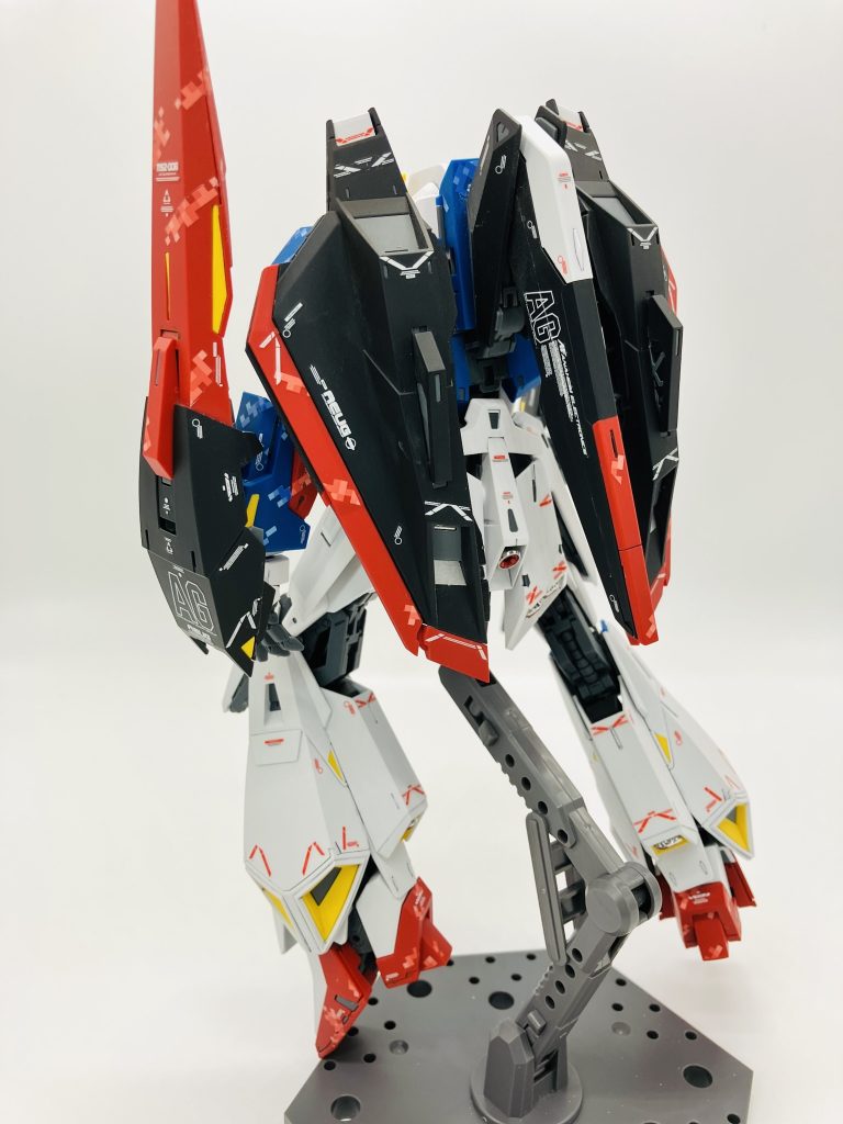 なので、完成後はウェーブライダーには変形していません。ピクセル迷彩のウェーブライダー見たかったんですけどね😭