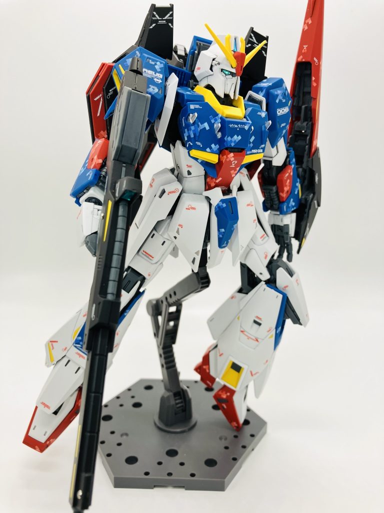 変形機体だけあって動かすとパーツが外れたりガタついたり😅もっとアクションしたかったのですが、塗装やらデカールが擦れそうなのにビビってほとんど素立ちです🤣