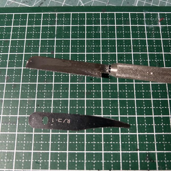 meg-oceroさんからバトンを託されたので今回担当させて頂きます😆と言っても、もう他の素晴らしいモデラーさん達が数々の秘伝の奥義を紹介しておりますし、プラモ歴の浅い私目が紹介するようなビックリ必殺技も無いのも事実ではありますが、meg-oceroさんからもプロポーション弄りに関してはどうかとコメントでのご意見を頂いたので、自分なりのプロポーション弄りをご紹介させていただきます😆急な事で説明材料があまり無いので直近に完成させたステイメンを活用しますね😊・プランニング先ずパチ組の状態のステイメン、バランス的になんだか子供体型に見えますよね、で、具体的にどこをどう直したら大人体型になって格好良くなるか考えます。それこそ設定画や雑誌のカッコイイ作例と見比べたりなんかするのも良いです。で、個人的に思ったのが…胴体が小さい(顔がデカく見える)、上腕が短い、設定画に比べて脚(特に脛)が圧倒的に短い＆太さが足りない…という感じでした。以上の点を改修するぞとプランをたてます。・作業改善箇所を頭に入れたらノコギリでぶった斬ります！思い切ってCUTしちゃいます！所詮プラの塊だから後でどうにでも修正出来る！俺はスプラッター映画のサイコ野郎だぜ！ヒャッハー！！というマインドで切り刻みます。私は模型用のノコギリ、精密ノコギリなどを使用します、用途に応じて使い分けてます。古いキットなら表面の側だけで済んだりしますが、最近のは内側に骨組みもありますからそういう場合両方延長しますのでCUTする箇所はよく考える必要があります✋・プラ板接着よる延長お次はプラ板を挟んで接着し任意の長さにして下さい。この匙加減はその人の好みが出る箇所だと思いますが、自分は長めに設定します。長過ぎたらまたカットして詰めればいいんです😆・チェックここで一旦全体のバランスを見直します、自分の中では最高のバランスに仕上げたつもりでも意外にもアレレ？おかしいぞ？？となったりします、その違和感をしっかりじっくりと確実に突き止めます。それはフロントアーマーが小さく感じるのか、脚が長過ぎた…、腰が短い！？首も長くしてみよう、2mm？いや1mmか…様々な要因を突き詰めて修正して下さい、そこで気付きます…「やらなきゃ良かった…」 そんな時はちょっと日にちをあけてフレッシュな気持ちで改めて見つめ直してみて下さい、そして悩んで悩み抜いて正解を導きだせば自分だけの黄金比に辿り着けるはずです😆👍 ・ヤスリがけそこは大胆に！そして慎重に！！ヤスって整えればいいじゃない！！なんですが…、ここまでの作業で特に大事なのは何か…それは「接着剤の選び方」です！瞬間接着剤は時短でヒケも出来にくい反面、延長箇所を跨いだスジ彫りなんかは非常に難しいです。プラ板と瞬着の硬さが違うのでどうしても瞬着の箇所でタガネが引っかかったりしてプラ板と同じように彫るのが難しいのです😓あとヤスリがけも硬いからちょっと面倒です。一方で普通のプラ用接着剤は溶かして接着するので、そう言ったスジ彫りなんかでの相性は良い反面、しっかり時間をかけて乾燥させないとヒケが出てしまいます。まぁ基本というか当たり前の事ですが、接着して1〜2日程度でヤスって製面すると確実にヒケがでます。せっかちな私はよくやらかします。笑といった感じで接着剤もその後の作業に合わせて選んでいった方が効率が良いですね😆そして最後は…・サフチェックどんなに綺麗にやったつもりでも確実に傷や埋まってない小さい見落とした穴なんかがあります、この作業は絶対必要です！そして1番面倒です😂ヤスリがけとサフを何度か繰り返してようやく辿り着いた完成系…それはもう完全に…アナタだけのオリジナル！！ 一度味わったら抜け出せない境地がそこにある！まだ延長工作した事ないんだぜってアナタ、一度挑戦してみてはいかがでしょうか？？🤟🥰 以上となります、自分なりのやり方を楽しく真剣に解説させていただきました、ご覧頂きありがとうございました！第二バトンリレーは[バレーボールおじさんさん]→[ますらおさん]→[meg-oceroさん]→私目[@244]と繋いでます。次誰かにお願いしちゃうんだからね！！ってうちの猫ちゃんが言ってます！😼（3枚目）