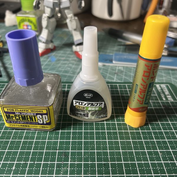 meg-oceroさんからバトンを託されたので今回担当させて頂きます😆と言っても、もう他の素晴らしいモデラーさん達が数々の秘伝の奥義を紹介しておりますし、プラモ歴の浅い私目が紹介するようなビックリ必殺技も無いのも事実ではありますが、meg-oceroさんからもプロポーション弄りに関してはどうかとコメントでのご意見を頂いたので、自分なりのプロポーション弄りをご紹介させていただきます😆急な事で説明材料があまり無いので直近に完成させたステイメンを活用しますね😊・プランニング先ずパチ組の状態のステイメン、バランス的になんだか子供体型に見えますよね、で、具体的にどこをどう直したら大人体型になって格好良くなるか考えます。それこそ設定画や雑誌のカッコイイ作例と見比べたりなんかするのも良いです。で、個人的に思ったのが…胴体が小さい(顔がデカく見える)、上腕が短い、設定画に比べて脚(特に脛)が圧倒的に短い＆太さが足りない…という感じでした。以上の点を改修するぞとプランをたてます。・作業改善箇所を頭に入れたらノコギリでぶった斬ります！思い切ってCUTしちゃいます！所詮プラの塊だから後でどうにでも修正出来る！俺はスプラッター映画のサイコ野郎だぜ！ヒャッハー！！というマインドで切り刻みます。私は模型用のノコギリ、精密ノコギリなどを使用します、用途に応じて使い分けてます。古いキットなら表面の側だけで済んだりしますが、最近のは内側に骨組みもありますからそういう場合両方延長しますのでCUTする箇所はよく考える必要があります✋・プラ板接着よる延長お次はプラ板を挟んで接着し任意の長さにして下さい。この匙加減はその人の好みが出る箇所だと思いますが、自分は長めに設定します。長過ぎたらまたカットして詰めればいいんです😆・チェックここで一旦全体のバランスを見直します、自分の中では最高のバランスに仕上げたつもりでも意外にもアレレ？おかしいぞ？？となったりします、その違和感をしっかりじっくりと確実に突き止めます。それはフロントアーマーが小さく感じるのか、脚が長過ぎた…、腰が短い！？首も長くしてみよう、2mm？いや1mmか…様々な要因を突き詰めて修正して下さい、そこで気付きます…「やらなきゃ良かった…」 そんな時はちょっと日にちをあけてフレッシュな気持ちで改めて見つめ直してみて下さい、そして悩んで悩み抜いて正解を導きだせば自分だけの黄金比に辿り着けるはずです😆👍 ・ヤスリがけそこは大胆に！そして慎重に！！ヤスって整えればいいじゃない！！なんですが…、ここまでの作業で特に大事なのは何か…それは「接着剤の選び方」です！瞬間接着剤は時短でヒケも出来にくい反面、延長箇所を跨いだスジ彫りなんかは非常に難しいです。プラ板と瞬着の硬さが違うのでどうしても瞬着の箇所でタガネが引っかかったりしてプラ板と同じように彫るのが難しいのです😓あとヤスリがけも硬いからちょっと面倒です。一方で普通のプラ用接着剤は溶かして接着するので、そう言ったスジ彫りなんかでの相性は良い反面、しっかり時間をかけて乾燥させないとヒケが出てしまいます。まぁ基本というか当たり前の事ですが、接着して1〜2日程度でヤスって製面すると確実にヒケがでます。せっかちな私はよくやらかします。笑といった感じで接着剤もその後の作業に合わせて選んでいった方が効率が良いですね😆そして最後は…・サフチェックどんなに綺麗にやったつもりでも確実に傷や埋まってない小さい見落とした穴なんかがあります、この作業は絶対必要です！そして1番面倒です😂ヤスリがけとサフを何度か繰り返してようやく辿り着いた完成系…それはもう完全に…アナタだけのオリジナル！！ 一度味わったら抜け出せない境地がそこにある！まだ延長工作した事ないんだぜってアナタ、一度挑戦してみてはいかがでしょうか？？🤟🥰 以上となります、自分なりのやり方を楽しく真剣に解説させていただきました、ご覧頂きありがとうございました！第二バトンリレーは[バレーボールおじさんさん]→[ますらおさん]→[meg-oceroさん]→私目[@244]と繋いでます。次誰かにお願いしちゃうんだからね！！ってうちの猫ちゃんが言ってます！😼（5枚目）