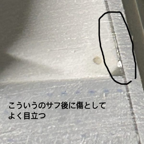 meg-oceroさんからバトンを託されたので今回担当させて頂きます😆と言っても、もう他の素晴らしいモデラーさん達が数々の秘伝の奥義を紹介しておりますし、プラモ歴の浅い私目が紹介するようなビックリ必殺技も無いのも事実ではありますが、meg-oceroさんからもプロポーション弄りに関してはどうかとコメントでのご意見を頂いたので、自分なりのプロポーション弄りをご紹介させていただきます😆急な事で説明材料があまり無いので直近に完成させたステイメンを活用しますね😊・プランニング先ずパチ組の状態のステイメン、バランス的になんだか子供体型に見えますよね、で、具体的にどこをどう直したら大人体型になって格好良くなるか考えます。それこそ設定画や雑誌のカッコイイ作例と見比べたりなんかするのも良いです。で、個人的に思ったのが…胴体が小さい(顔がデカく見える)、上腕が短い、設定画に比べて脚(特に脛)が圧倒的に短い＆太さが足りない…という感じでした。以上の点を改修するぞとプランをたてます。・作業改善箇所を頭に入れたらノコギリでぶった斬ります！思い切ってCUTしちゃいます！所詮プラの塊だから後でどうにでも修正出来る！俺はスプラッター映画のサイコ野郎だぜ！ヒャッハー！！というマインドで切り刻みます。私は模型用のノコギリ、精密ノコギリなどを使用します、用途に応じて使い分けてます。古いキットなら表面の側だけで済んだりしますが、最近のは内側に骨組みもありますからそういう場合両方延長しますのでCUTする箇所はよく考える必要があります✋・プラ板接着よる延長お次はプラ板を挟んで接着し任意の長さにして下さい。この匙加減はその人の好みが出る箇所だと思いますが、自分は長めに設定します。長過ぎたらまたカットして詰めればいいんです😆・チェックここで一旦全体のバランスを見直します、自分の中では最高のバランスに仕上げたつもりでも意外にもアレレ？おかしいぞ？？となったりします、その違和感をしっかりじっくりと確実に突き止めます。それはフロントアーマーが小さく感じるのか、脚が長過ぎた…、腰が短い！？首も長くしてみよう、2mm？いや1mmか…様々な要因を突き詰めて修正して下さい、そこで気付きます…「やらなきゃ良かった…」 そんな時はちょっと日にちをあけてフレッシュな気持ちで改めて見つめ直してみて下さい、そして悩んで悩み抜いて正解を導きだせば自分だけの黄金比に辿り着けるはずです😆👍 ・ヤスリがけそこは大胆に！そして慎重に！！ヤスって整えればいいじゃない！！なんですが…、ここまでの作業で特に大事なのは何か…それは「接着剤の選び方」です！瞬間接着剤は時短でヒケも出来にくい反面、延長箇所を跨いだスジ彫りなんかは非常に難しいです。プラ板と瞬着の硬さが違うのでどうしても瞬着の箇所でタガネが引っかかったりしてプラ板と同じように彫るのが難しいのです😓あとヤスリがけも硬いからちょっと面倒です。一方で普通のプラ用接着剤は溶かして接着するので、そう言ったスジ彫りなんかでの相性は良い反面、しっかり時間をかけて乾燥させないとヒケが出てしまいます。まぁ基本というか当たり前の事ですが、接着して1〜2日程度でヤスって製面すると確実にヒケがでます。せっかちな私はよくやらかします。笑といった感じで接着剤もその後の作業に合わせて選んでいった方が効率が良いですね😆そして最後は…・サフチェックどんなに綺麗にやったつもりでも確実に傷や埋まってない小さい見落とした穴なんかがあります、この作業は絶対必要です！そして1番面倒です😂ヤスリがけとサフを何度か繰り返してようやく辿り着いた完成系…それはもう完全に…アナタだけのオリジナル！！ 一度味わったら抜け出せない境地がそこにある！まだ延長工作した事ないんだぜってアナタ、一度挑戦してみてはいかがでしょうか？？🤟🥰 以上となります、自分なりのやり方を楽しく真剣に解説させていただきました、ご覧頂きありがとうございました！第二バトンリレーは[バレーボールおじさんさん]→[ますらおさん]→[meg-oceroさん]→私目[@244]と繋いでます。次誰かにお願いしちゃうんだからね！！ってうちの猫ちゃんが言ってます！😼（6枚目）