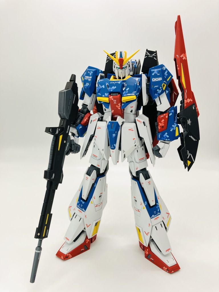 全体的に斜め／の45°線を意識して、赤いパーツと青いパーツにピクセル迷彩デカール、付属のコーションデカールも貼りたいので位置調整はなかなかシビア🧐